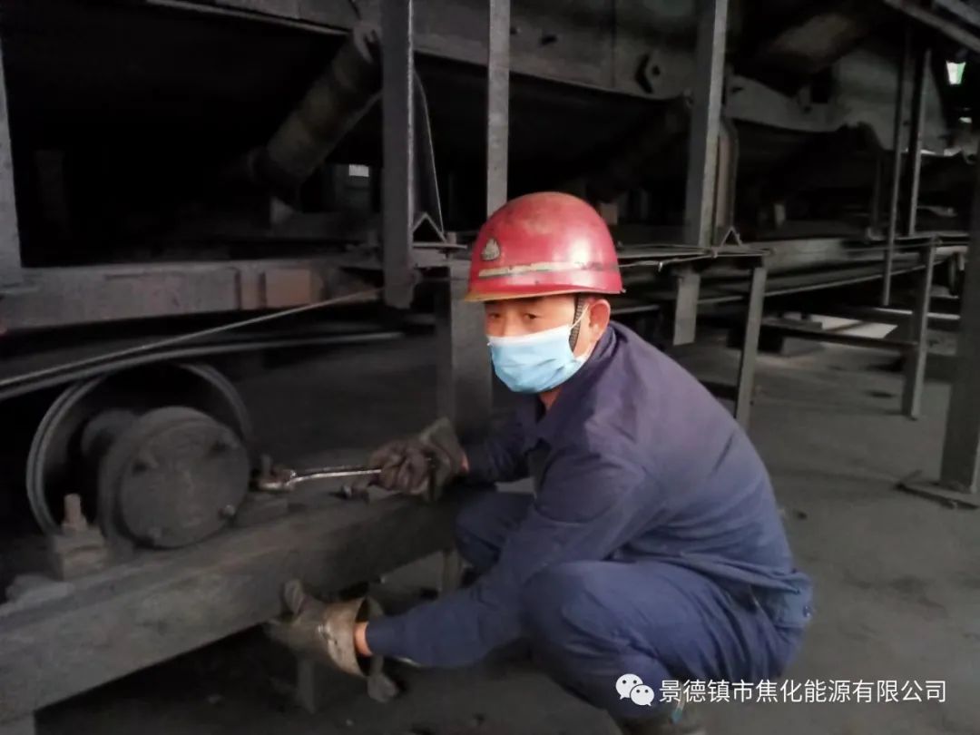 “老線這邊人手不夠，你們那邊有誰可以過來支援？”“好的，我馬上來。”聽到這個消息時，羅國安剛剛結束新線的維修工作，但他二話不說，立即拿起維修包，投入到老線的維修工作當中。每天工作10小時以上已經成為抗疫期間的常態，雖然身體很疲憊，但是他沒有任何怨言，“確實很辛苦、很累，但現在正是特殊時期，只有保障公司生產經營“不斷檔”，我們生活才能“不斷線”，恰恰我所在的運輸廠就是承擔著焦炭煤炭運輸的重要職責，所以我更應該恪盡職守，保障好這些設備的穩定運行。”.jpg